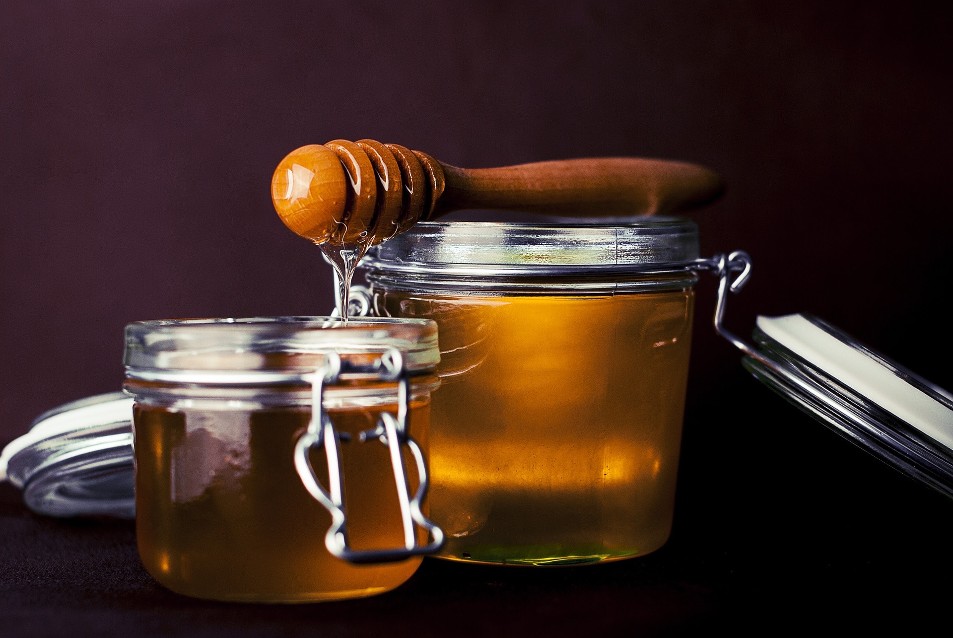Honig in Gläsern für Honigpulver