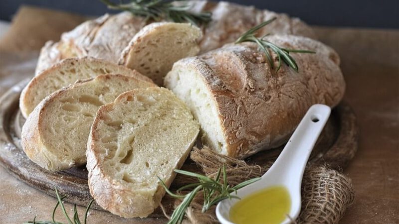 Ciabatta Brot mit Knoblauch-Olivenöl zubereitet, servierbereit angerichtet